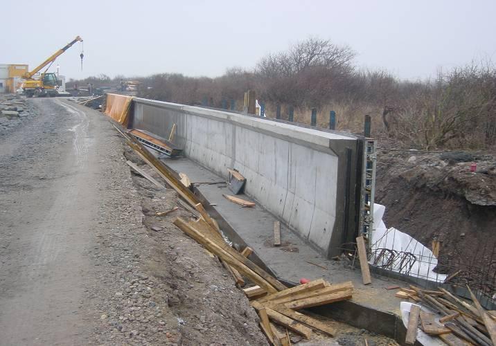 Picture: Site-mixed concrete wall The composition of the concrete has been selected in such a way that the frost and thawing salt resistance as well as the resistance to sea water is ensured.