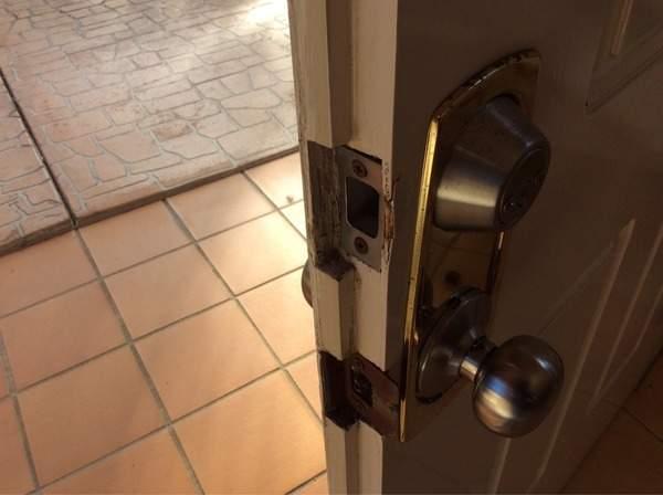 the door around front door lock Defect