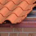The first row of roof tiles have variable overhanging, depending on the model and installation.