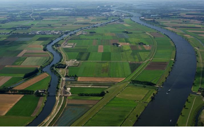 4. Adaptation in Urban Areas (continued) Netherlands ( Building with Nature ) Lowering old dykes to allow water to flow freely Room for