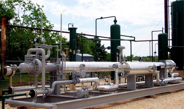 Gas Dewpointing Natural gas contains a wide range of hydrocarbon compounds, some of which can condense and form liquids that can cause problems with pipelines and downstream equipment.