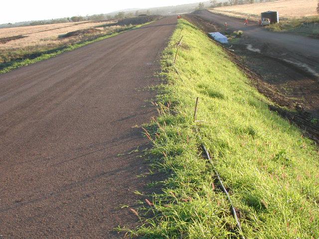 It was a 110 km new spur line including several embankments that needed to be protected against erosion. The progressive treatments were integrated with the earthworks construction.