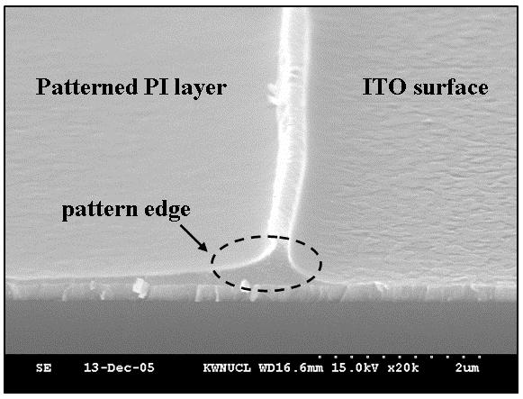 Fig. 3. The cross-sectional SEM image of the patterned PI (JALS1371) layer on the ITO surface. contact printing method would be limited to pattern resolution of about hundreds of micrometer scale.