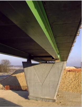 Professor Virlogeux quoted the Manosque bridge in a general article dated 1992 on composite bridges. But it was too near the date of construction to be able to evaluate the durability of the process.