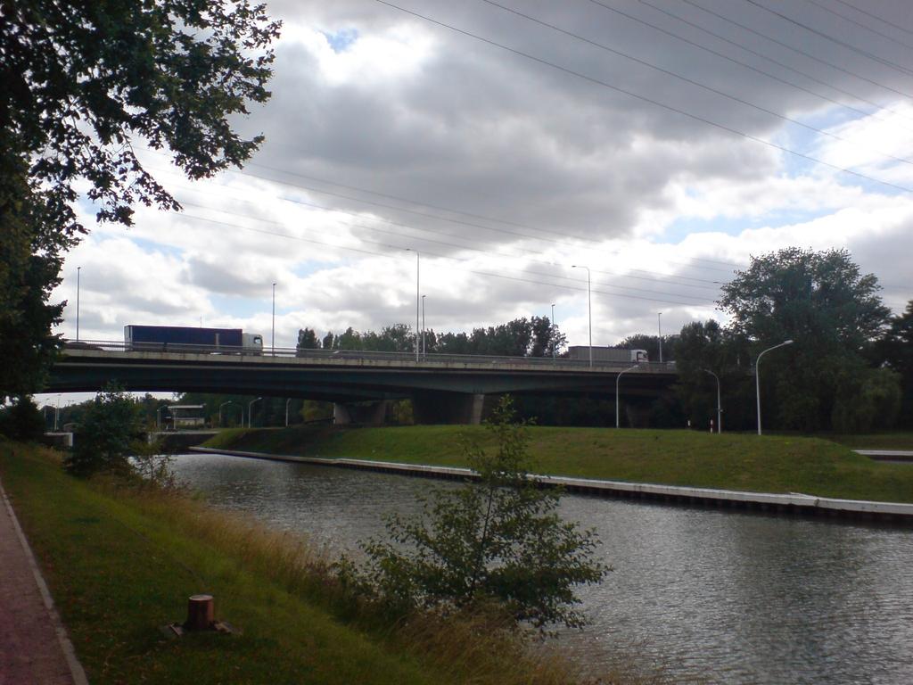 Pictures of the A15 motorway bridge over River Oise in 2008 : good structural condition (slab condition of the second bridge on the left - built more recently without tendons - is not so good )
