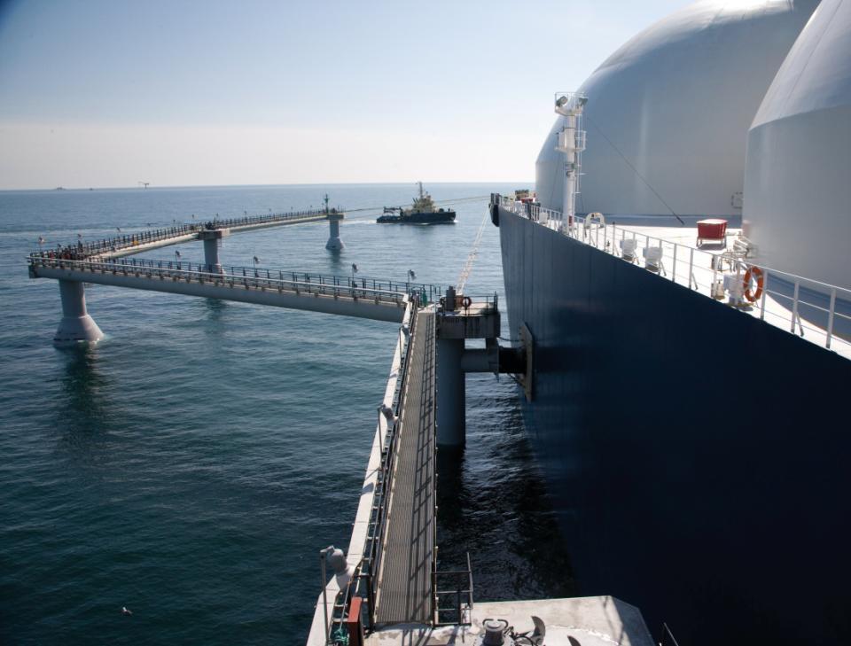 LNG IN TRANSPORT LNG Carrier Regas Terminal CONVENTIONAL Power Plant LNG