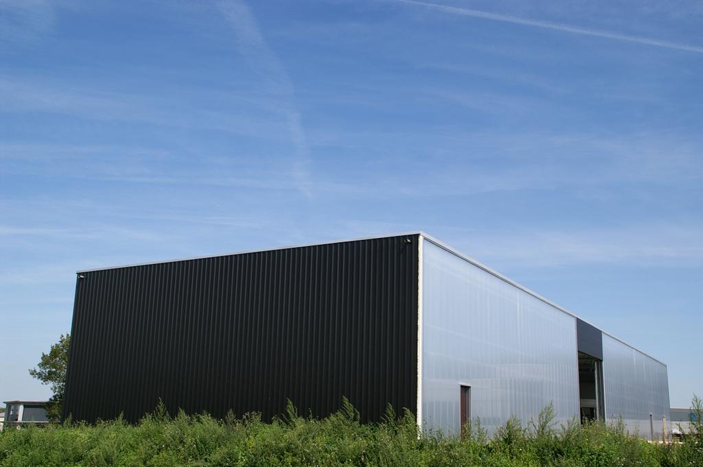 Project s fiche INOV Clear Flatro building 49 metres long The Flatro industrial building in Villers-le-Bouillet measures 15 metres by 49 metres and is 6 metres high.