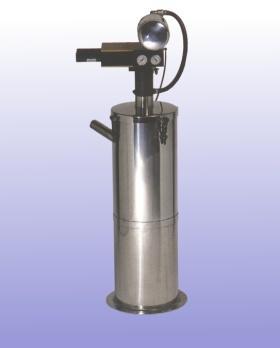 The filter aid is extracted by suction out of the bag without