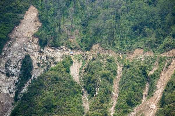 SITE INSPECTION REPORT ON THE PROPOSED ROAD FROM SOPAKHA VILLAGE TO CHEWABHANJYANG VIA JORBOTAY IN WEST SIKKIM Submitted to the Standing Committee of the National Board for Wildlife One of the roads