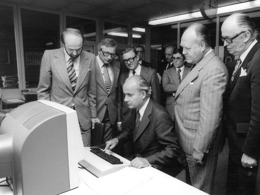 dbh Logistics IT AG Pioneers of Port communication Timeline: 1973, August 17 th Foundation of dbh as Datenbank Bremische Häfen GmbH & Ko.