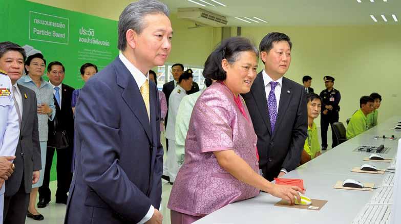 siempelkamp Machinery And Plants 48 49 The Thai Princess Maha Chakri Sirindhorn in the control room of the Metro plant An official opening with a royal guest took place