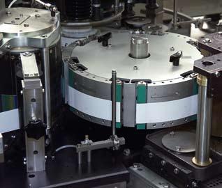 In the cutting unit, the labels are precisely cut while a computer and servo-motor provide an exact cut-off point.