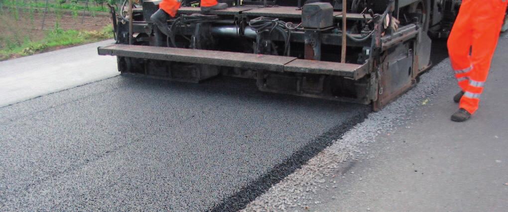 The remixing of the existing surface course with 0/16 asphalt binder and the addition of 20 kg/m of 11/16 additional chippings, and the simultaneous placement (