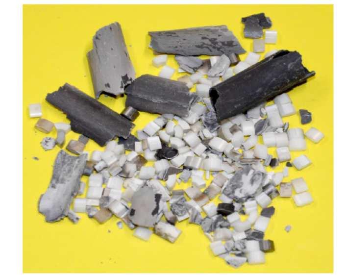 Short description of experiment QUENCH-17 (3) Debris collected between two upper grid spacers (KIT) consisting of pre-segmented pellets and larger cladding tube fragments Debris bed cooling: - short