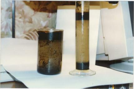 ! Picture 5: Material illustrated in Picture 4 after treatment with the vibroacoustical apparatus. Left beaker is sample 1 and right beaker is sample 2 in picture 4.