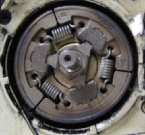 The chainsaw clutch consists of three drums or shoes held together by springs (Fig.4). At idle speeds (2800 rpm) the shoes are held together by spring tension.