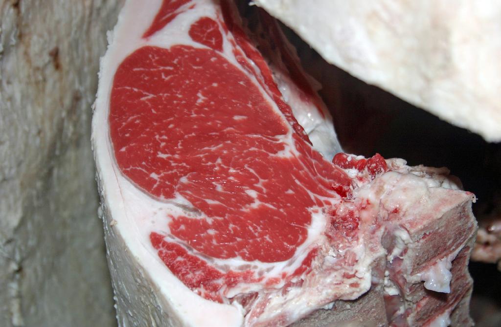 E-165 8/09 Texas Adapted Genetic Strategies for Beef Cattle IX: Selection for Carcass Merit Stephen P. Hammack* More cattle are being marketed on carcass merit.