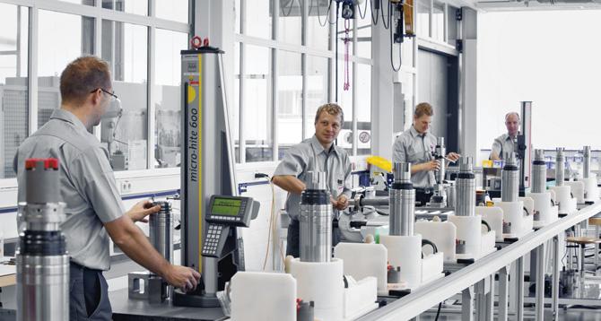 In-house precision Our own spindle engineering assembles per year around 900 milling spindles, turning spindles and torque axis for all STAMA machining centers.