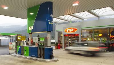 CNG at filling stations: best service & performance Best Performance OMV CNG Best availability: > 97 1) (99,9 2) )% High refill Pressure > 220 bar (gives add.