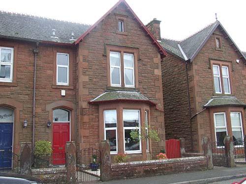 5 FRUIDS PARK AVENUE, ANNAN, DG12 6AY OFFERS IN REGION OF 225,000 Attractive and well presented semi detached sandstone villa situated just off the main thoroughfare of Annan.