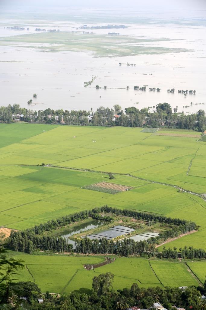 Chapter 3 Review of the Forum Presentations Expansion of irrigated agriculture in Cambodia s floodplain is within the identified Development Opportunity Space in the current BDS 2011-2015 and also is