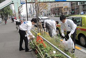 Social Contribution Activities Local Contribution Activities at Domestic Locations Tokyo Head Office ITOCHU employees take part in community cleanup activities around our Tokyo Headquarters.