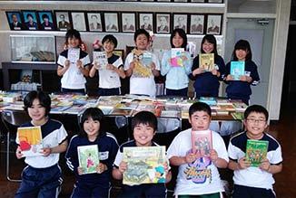books. Every week, employee volunteers of ITOCHU affix the labels on the picture books together with the ITOCHU Foundation by using a dedicated kit purchased from Shanti Volunteer Association.