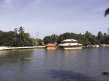 The Veli-Akkulum lake system is also connected to the famous Kovalam stretch through a canal called Parvathy Puthanar Canal.