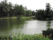 The lake has a water spread of only 25 ha and a maximum depth of 11.5 m which has declined to 9 m during the past 40 years. The average depth is only 3.0 m. The lake is surrounded by a 5 km road.