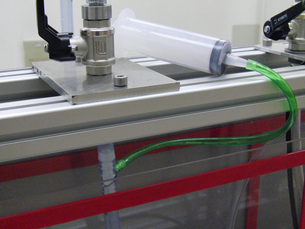 Water Model injection device for dye and particles point of