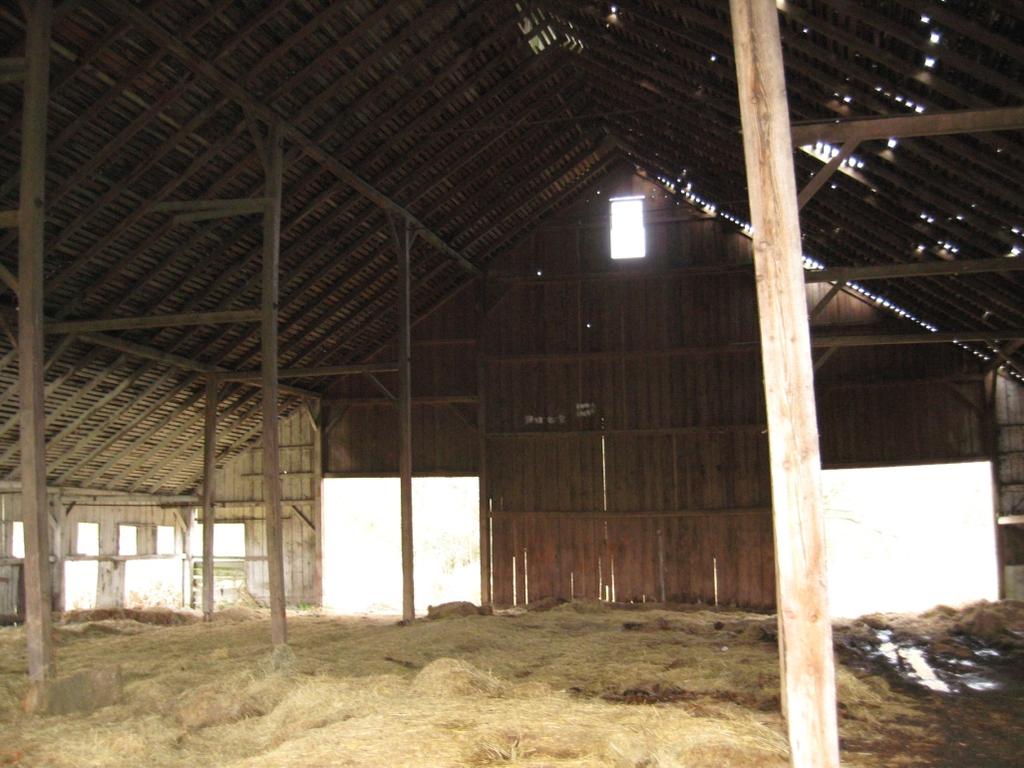 Notice the white paint on the lower interior slats Inside the barn (Figure 8) white paint can be seen on the