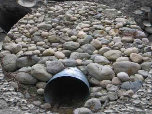 Select the culvert size based on the size of the road and the anticipated maximum flow. The diameter should be at least 30cm. The culvert must be long enough to reach natural ground at the outlet.