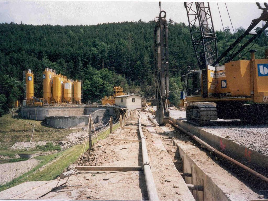 Diaphragm wall excavation using hydraulic cutter disk and grab excavation Diaphragm Wall construction using grab excavation and removable Stop-End Pipes Guide wall Preliminary excavation to 1.0-1.