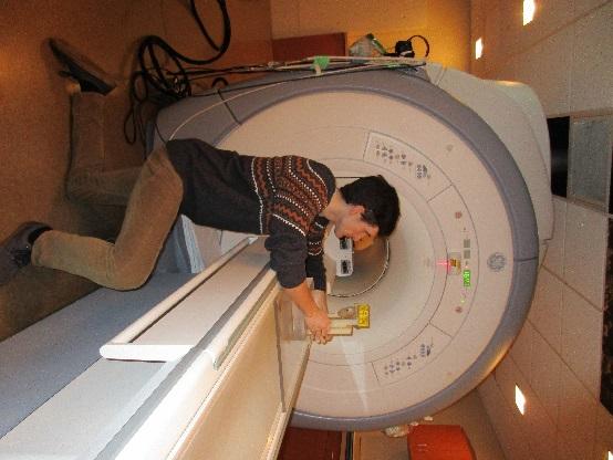 of the static magnetic field Device magnetic saturation The approach Test in a 3T scanner http://www.simplyphysics.