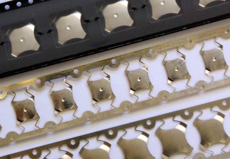 For SMD components such as LEDs tape feeders in all standard widths are available. These feeders can be easily set up and can be refilled directly on the machine.