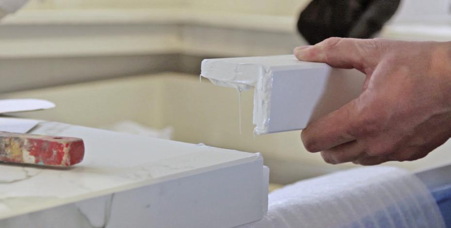 ADHESION For the joints, follow the steps below: It is advisable to place masking tape on both sides of the join to keep your work clean. 1) Clean the area, removing all dirt and dust.