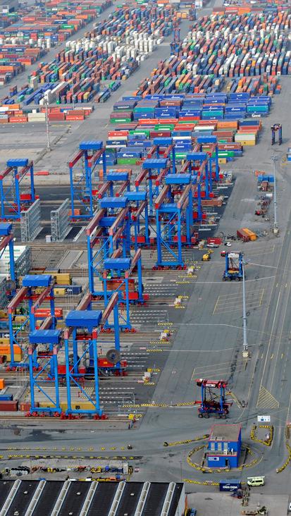 Main Developments TERMINAL REORGANISATION REVERSED EARNINGS TREND IN THE CONTAINER SEGMENT Progress at HHLA s largest handling facility Intensified use of new terminal control centre Further software