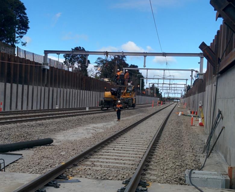 VERSATILE DESIGN Overhead structures Structures kept within the rail corridor Avoid site welding where