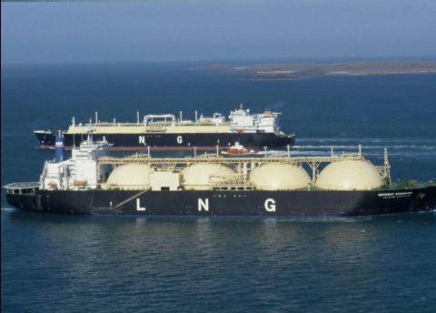 175,000 M 3 in size with the 125,000M 3 ships tending to be older (1970s). Most modern LNG ships are between 138,000M 3 to 165,000M 3 in size.