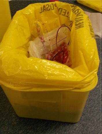 Sufficient absorbent material must be placed in the bin to absorb the entire liquid contents. Liquid waste (e.g. urine bags) Primary packaging Standard clinical waste bag.