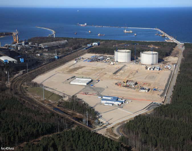 LNG Terminal in Świnoujście Regasification Capacity 5,0 /a (570 000 cm/h) since 2014 7,5 /a (856 000 cm/h) or more possible enhancement LNG Offloading Facility designated to receive Carriers from 120