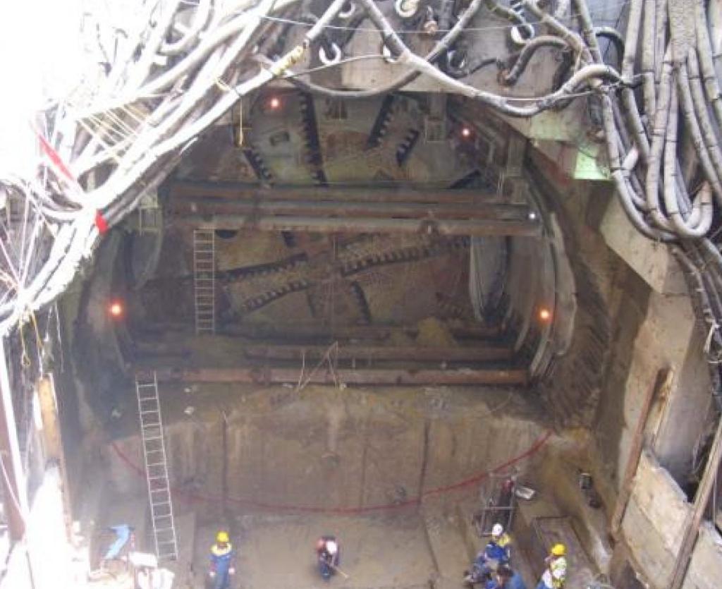 Figure 9: Opened diaphragm wall Figure 10: Aerial view with recovery of cutting wheel 4.