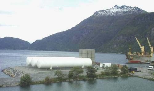 Storage tanks Fore the storage of LNG there are used cylindrical pressurised tanks.