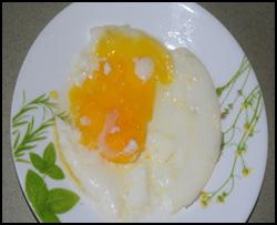 Setiap kumpulan menggoreng telur (Gambar 38) atau memasak nasi (Gambar 39) menggunakan dapur solar di bawah