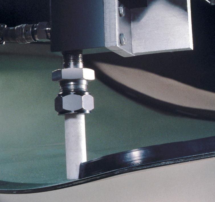 Nordson systems precisely meter the material to apply the correct amount to the perimeter of the glass. This enhances the quality of the resulting bond and prevents squeeze out of material.