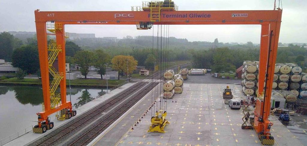 RTGs in Railway Terminals Wide span RTG cranes provide a complete and economical handling solution for combined railhead & stacking