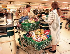 stores. Their influence is measured by the increase in the market share of the multiple retail grocers, rising from 44% in 1971 to over 80% in 1995.