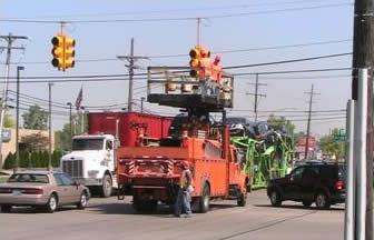 8. USING AERIAL LIFT TRUCKS Aerial trucks (bucket trucks, cherry pickers, or scissor lifts) are commonly used in STSD work zones Often require specialized TTC Refer to state and local