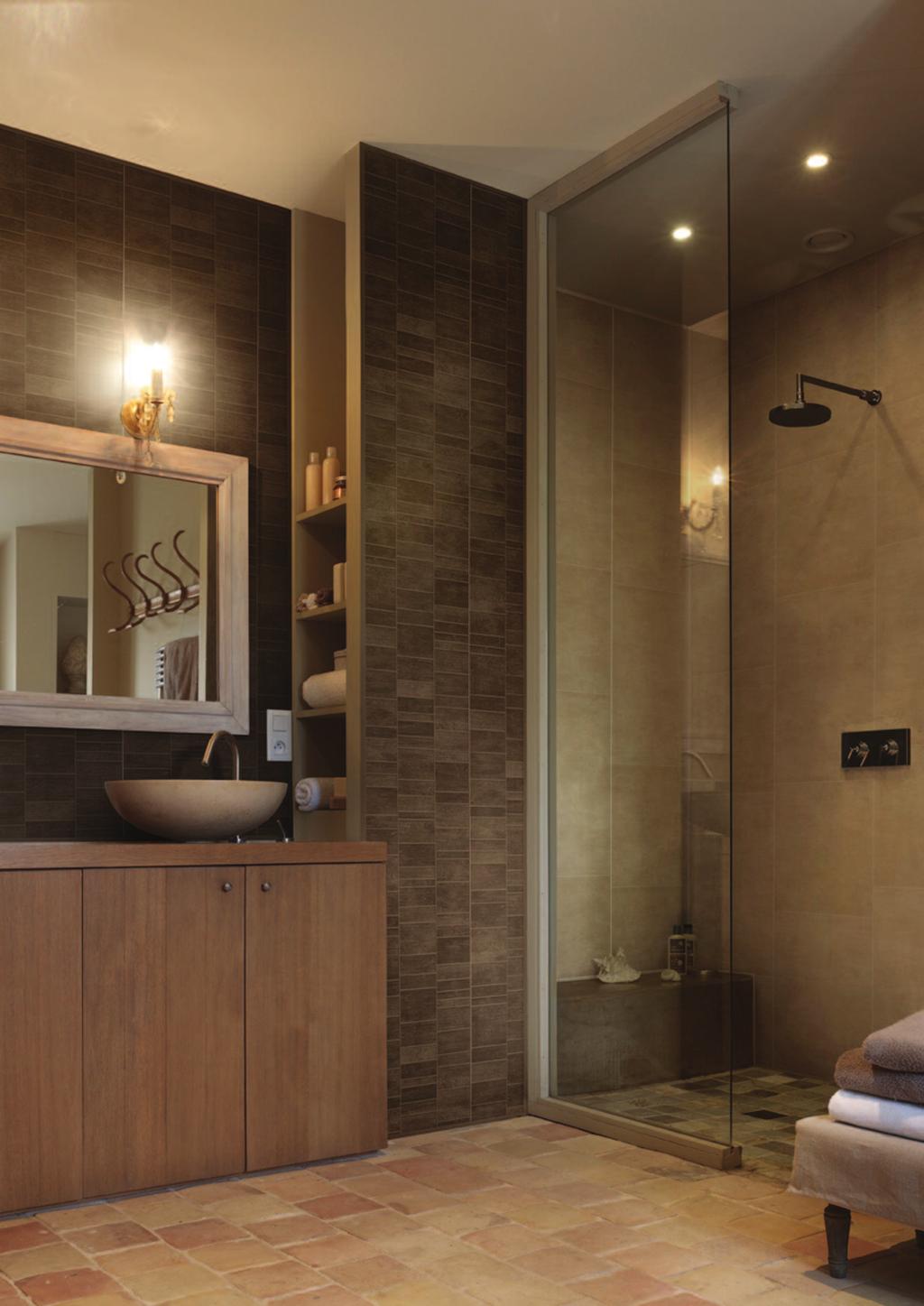 Bathroom with Grosfillex Wall Panelling in Element