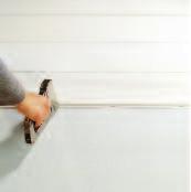 Direct panelling: for dry walls The first thing that the fitter does is to attach all the trims all around the room.